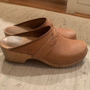 Women's Tan Leather Clogs